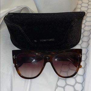 Tom Ford Tortoise SunGlasses with case